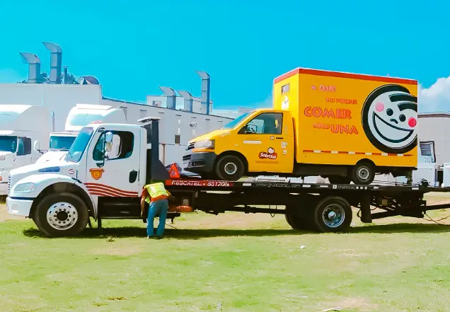 Camion de Sabritas sobre una grúa de plataforma Zárate en San Luis Potosí, servicios empresariales de grúa